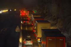 Dálnice na Vysočině je kvůli namrzlé silnici velmi špatně sjízdná. Ledovka hrozí minimálně do pátečního rána