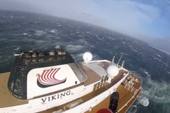 Děsivá věc, popisují pasažéři evakuaci z lodi u norských břehů. Záběry záchranářů to dokazují