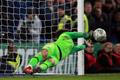 fotbal, anglický Ligový pohár 2018/2019, Chelsea - Tottenham, brankář Chelsea Kepa Arrizabalaga likviduje v penaltovém rozstřelu pokus Lucase Moury