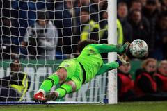 fotbal, anglický Ligový pohár 2018/2019, Chelsea - Tottenham, brankář Chelsea Kepa Arrizabalaga likviduje v penaltovém rozstřelu pokus Lucase Moury