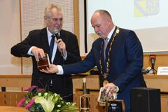 Miloš Zeman hejtman Okleštěk Olomoucký kraj dárky