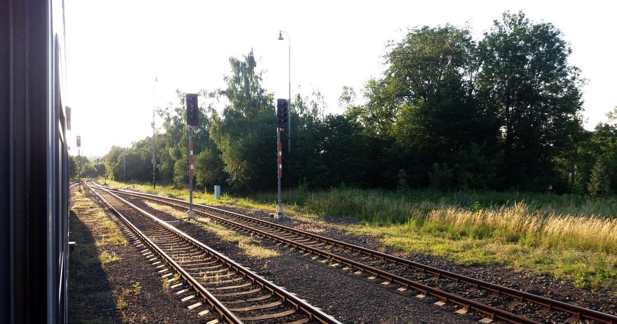 U Říčan zemřel mladík při pádu z vlaku, zřejmě jel mezi vagony
