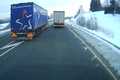 Český kamion nebezpečně předjížděl u hranic. Čelní srážce s autobusem chybělo málo