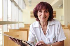 Prodavačkou v Máji 44 let. Paní Peprná vzpomíná na plastové boty pro děti i oranžové pracovní pláště