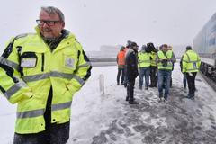 DAN ŤOK, ministr dopravy, politik, reflexní vesta, dálnice D1, sníh / ČTK