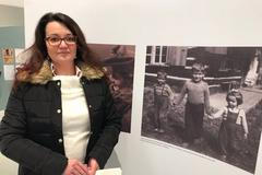 Lenka Petrášová na výstavě, která mapuje mimo jiné nespravedlivé odsouzení a věznění její babičky Aloisie Doležalové