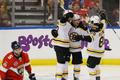 NHL 2018/19, Florida - Boston: Patrice Bergeron, Brad Marchand a David Pastrňák oslavují gól Bostonu.