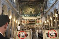 Vondráček v bazilice sv. Klimenta, kde se nesmí fotit