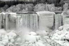 Mrazivé počasí proměnilo Niagarské vodopády v ledové království