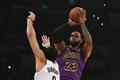 NBA 2018/19, Los Angeles Lakers - Brooklyn Nets: Domácí LeBron James střílí přes Spencera Dinwiddieho.