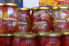 Zbytkoláda. V Potravinové bance zavařují ošklivou zeleninu a ovoce, které markety nechtějí