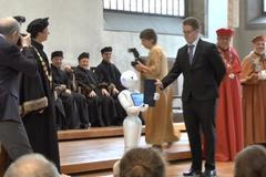 Robot Pepper předával diplomy