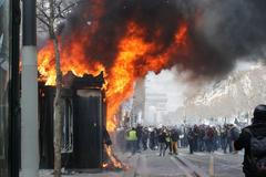 Žluté vesty protesty Paříž