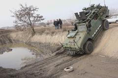 Osádku ochrání proti výbuchu. Unikátní Perun 4x4 v terénu