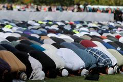 Modlitba muslimů v parku ve městě Christchurch k uctění památky útoku na mešity.