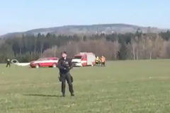 Na Náchodsku spadl vrtulník, dva lidé nehodu nepřežili