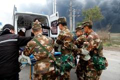 Záchranáři pomáhají při explozi chemičky v Číně.