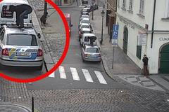 Výtržník skákal po policejním autě a utrhl zrcátko, druhý mladík se tomu smál a vše natáčel