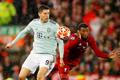 Osmifinále Ligy mistrů 2018/19, Liverpool - Bayern: Robert Lewandowski (v bílém) bojuje s Georginiem Wijnaldumem