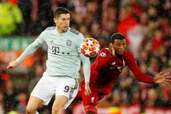 Osmifinále Ligy mistrů 2018/19, Liverpool - Bayern: Robert Lewandowski (v bílém) bojuje s Georginiem Wijnaldumem