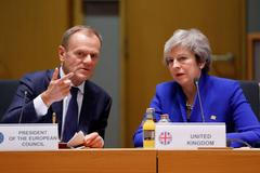 Donald Tusk a Theresa Mayová.