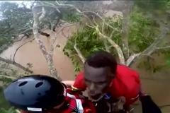 Záchrana dělníka ze zatopeného Mozambiku