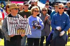 Američané protestovali na Den prezidentů proti Trumpovi. Vadí jim vyhlášení stavu nouze