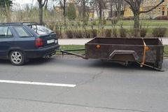 Řidič použil místo kola vozíku skateboard.