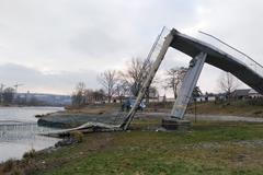 Lávka u Trojského zámku se zřítila do Vltavy