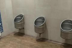 Pisoáry ze sudů od piva, místo umyvadel hrnce. Makro změnilo design toalet