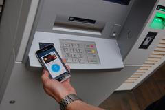 Bezkontaktní bankomat, platba mobilem - ilustrační foto