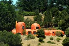 flinstoneským domem s dinosaury na zahradě.