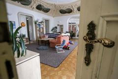 Život na zámku - reportáže z využívání zámků jako dětských a jiných domovů