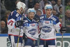 38. kolo hokejové extraligy 2018/19, Sparta - Kometa: Zleva Martin Dočekal, Jan Štencel a Dalimil Mikyska slaví gól Komety.