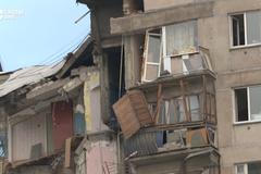 Výbuch plynu zničil část domu v Rusku. Obyvatelé se do popraskaných bytů bojí nastěhovat