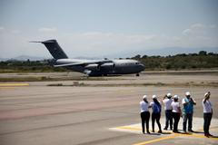 Americký letoun s humanitární pomocí pro Venezuelu přistál v Kolumbii