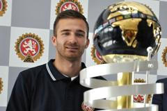 Motokárista Patrik Hájek s trofejí pro mistra světa elitní kategorie KZ1