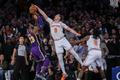 Mario Hezonja z New York Knicks parádním blokem v klíčovém okamžiku zabránil LeBronu Jamesovi z Los Angeles Lakers ve skórování
