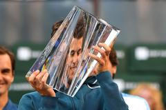 Rakouský tenista Dominic Thiem s trofejí pro vítěze turnaje v Indian Wells