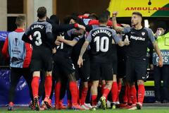 Sevilla slaví gól na 3:2 proti Slavii v odvetě osmifinále Evropské ligy