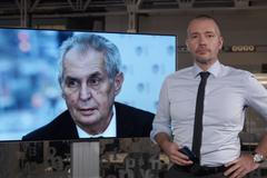 Kauza Huawei: Čučkaři a neschopná BIS? Nebo Zeman zavírá oči kvůli byznysu v Číně?