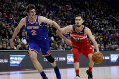 NBA 2018/19 v Londýně, Washington - New York Knicks: Luke Kornet a Tomáš Satoranský