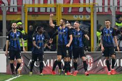 Stefan de Vrij a Milan Škriniar v milánském derby