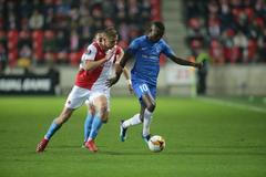 Tomáš Souček ze Slavie a Mbwana Samatta z Genku (10) v zápase E.