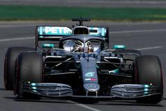 Lewis Hamilton v Mercedesu na trati kvalifikace na VC Austrálie formule 1