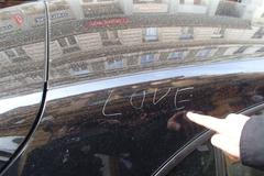 Muž ryl na auta zaparkovaná v centru Prahy vzkazy řidičům