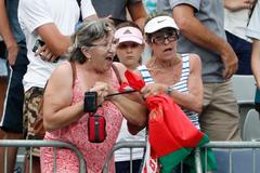 Video: Nesmlouvavá rvačka v Austrálii. Důchodkyně se popraly o čelenku Sabalenkové