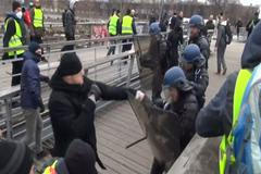 Francouzský boxer napadl policisty při demonstraci. Ustupovali před ním i těžkooděnci