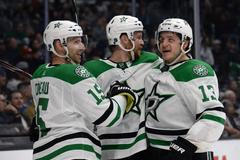 Radek Faksa (uprostřed) se raduje z gólu se svými spoluhráči z Dallasu