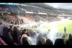 Fanoušek Plzně hází na sparťanskou tribunu pyrotechniku. Zranil ženu